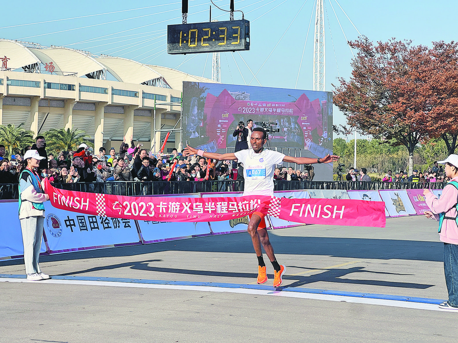 瑞典短跑运动员奔跑如飞,冲刺终点 瑞典短跑运动员奔跑如飞,冲刺终点