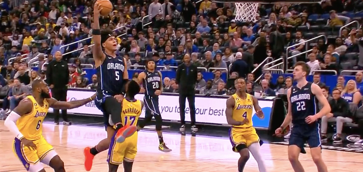 四川队完胜山西队，詹姆斯统治全场