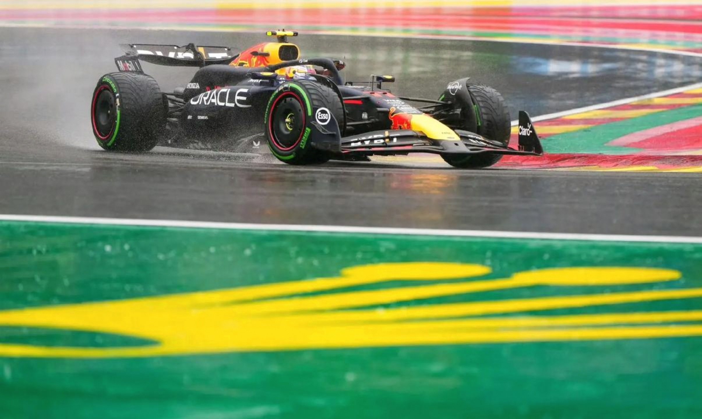 红牛车队完胜雷诺车队，佩雷兹点燃赛场