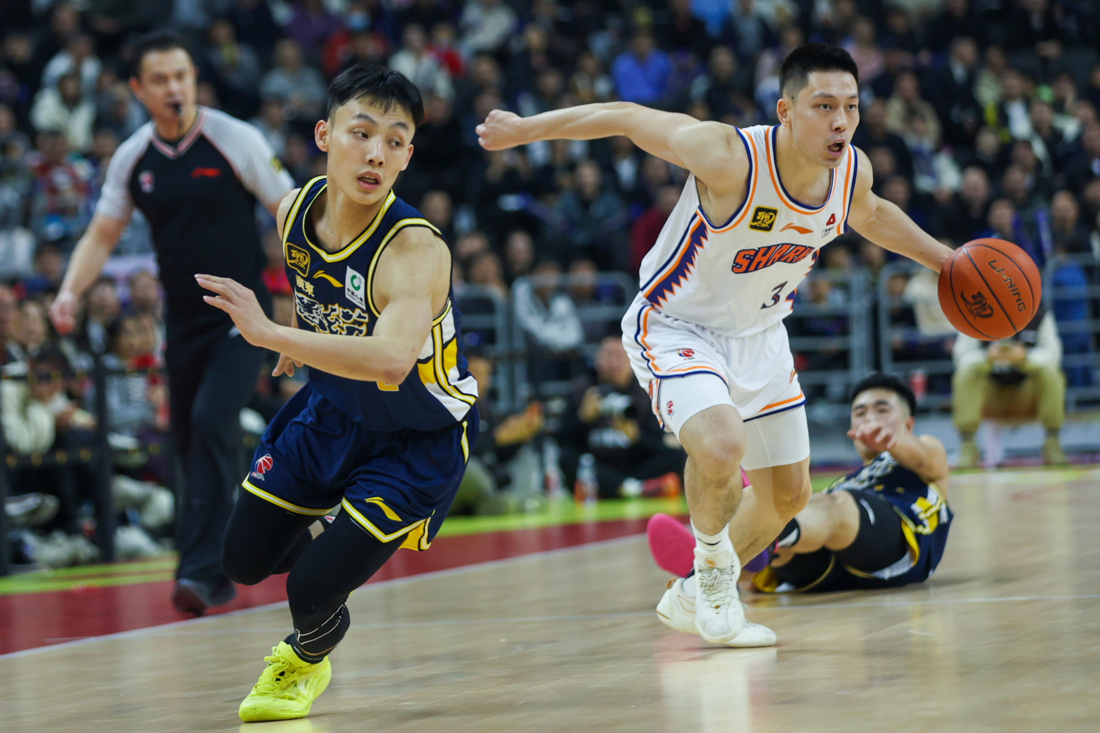 主场奋起直追，广东队锁定胜局甜蜜胜利