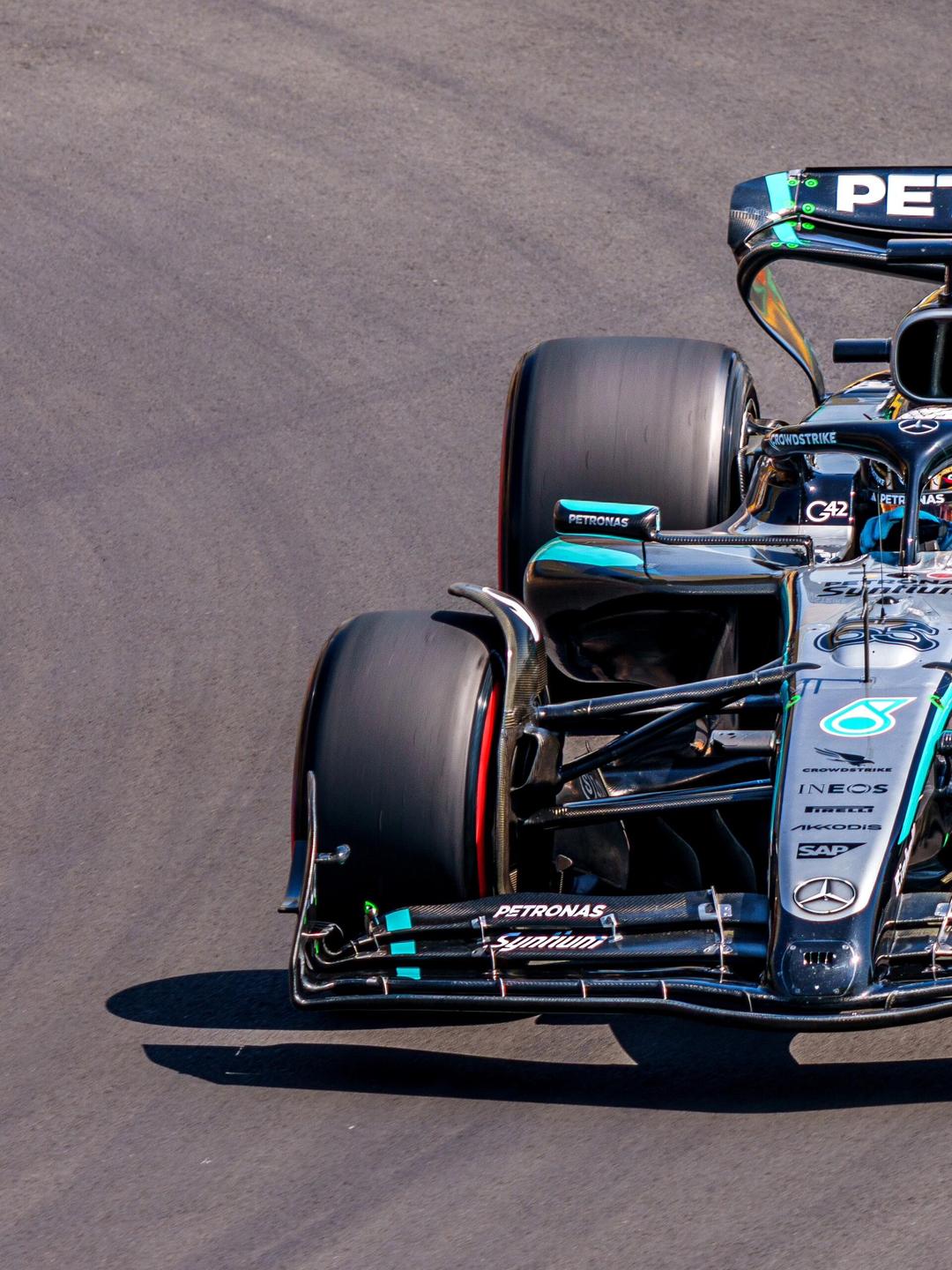 红牛车队力克梅赛德斯，拉塞尔高光表现